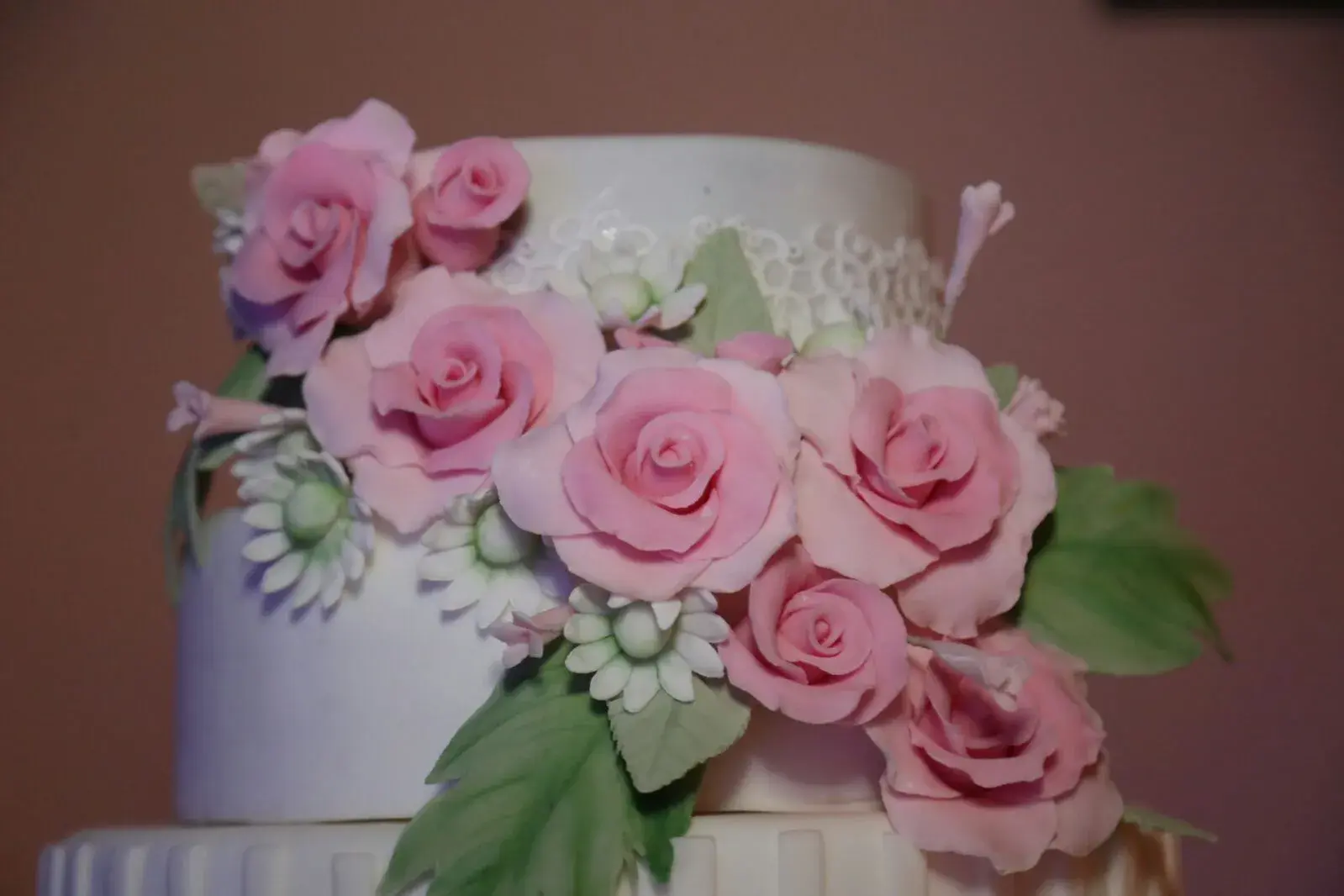 Torta de casamiento de dos pisos, con rosas de azúcar rosadas