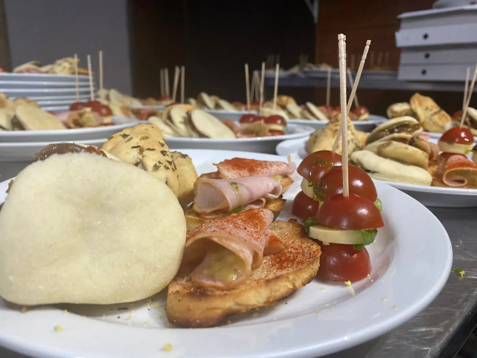 Bandejas de bocaditos recién armadas sobre la mesada