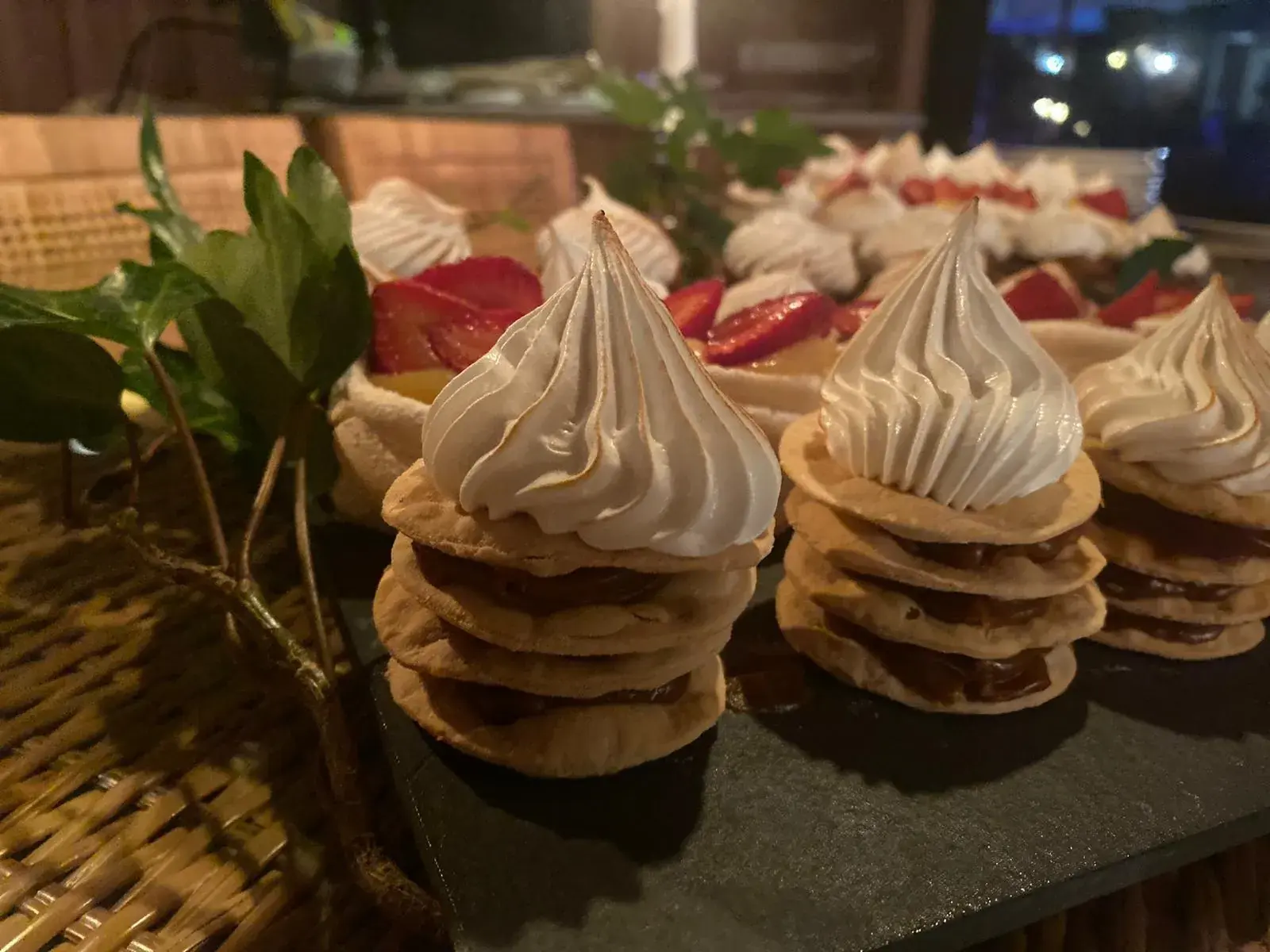 Mesa de postres servida, con luz cálida de noche